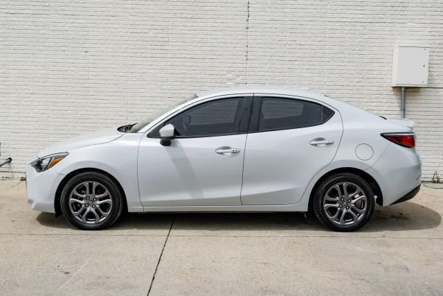 Vehicle image 10 of 54