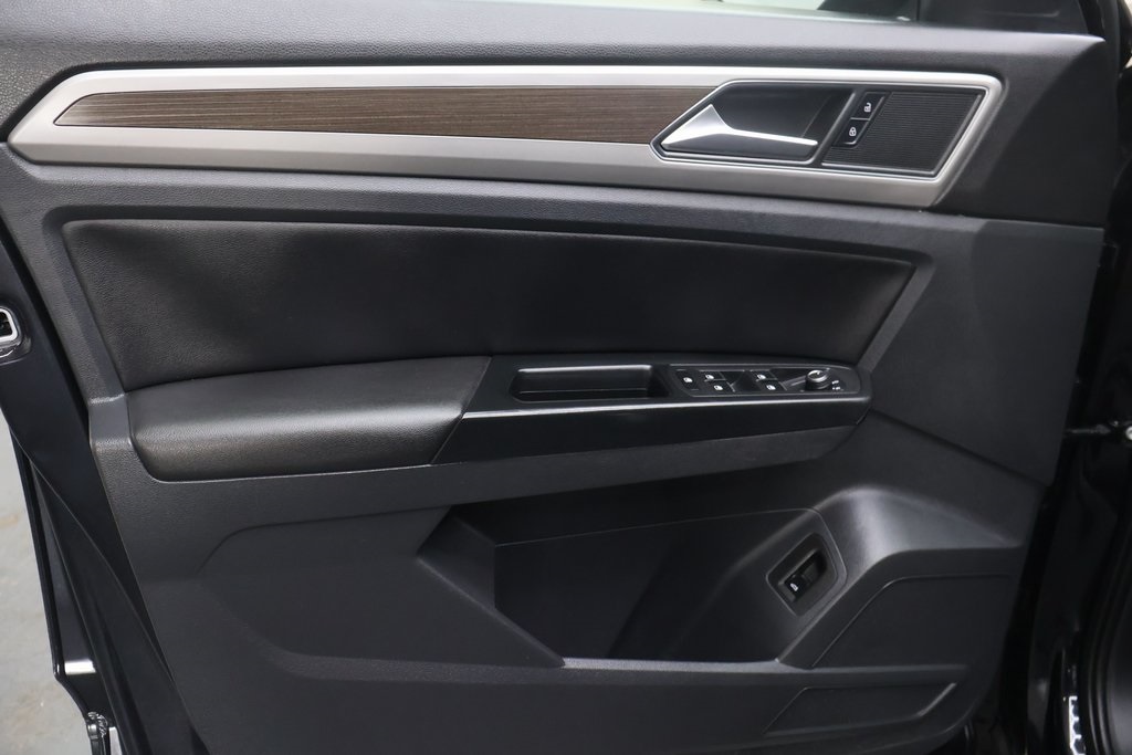 Vehicle image 33 of 49