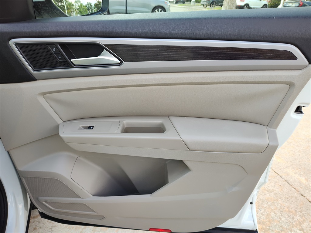 2019 Volkswagen Atlas 3.6L V6 SE Technology R-Line Image 25 of 34