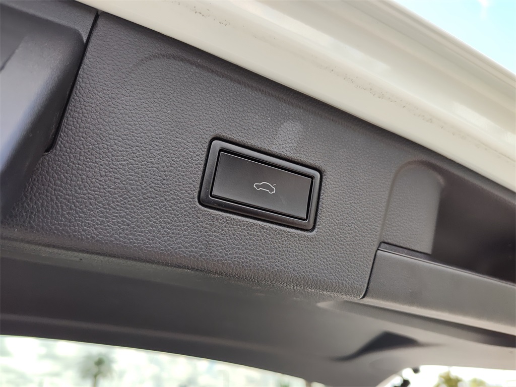 2019 Volkswagen Atlas 3.6L V6 SE Technology R-Line Image 34 of 34