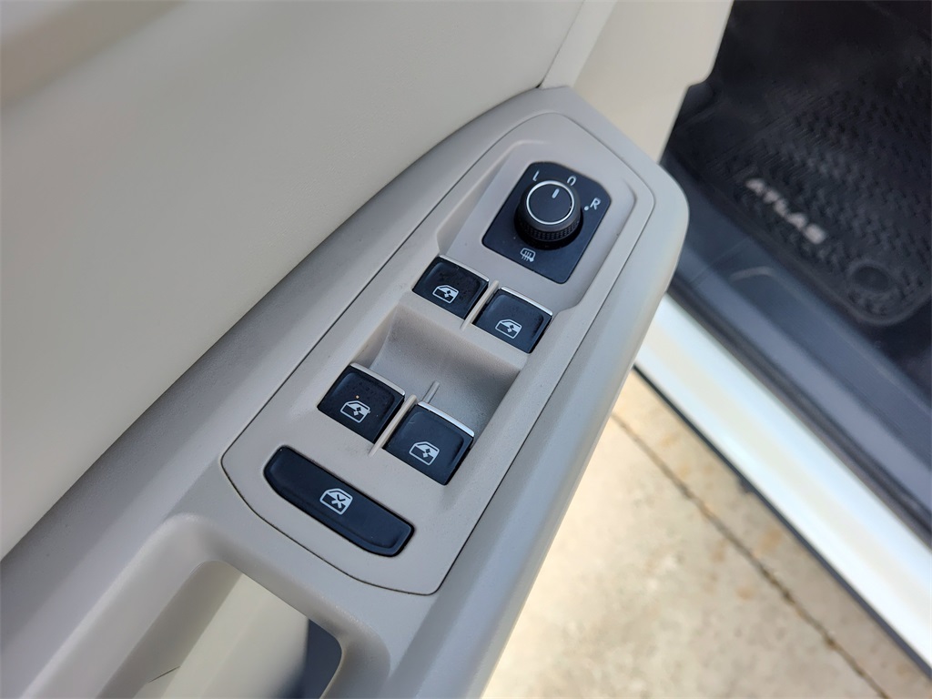 2019 Volkswagen Atlas 3.6L V6 SE Technology R-Line Image 33 of 34