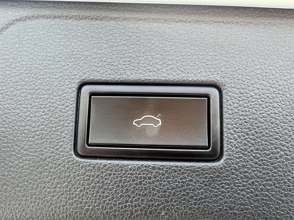 Vehicle image 28 of 34