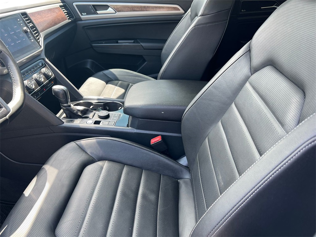 Vehicle image 15 of 34