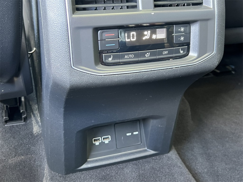 Vehicle image 26 of 34