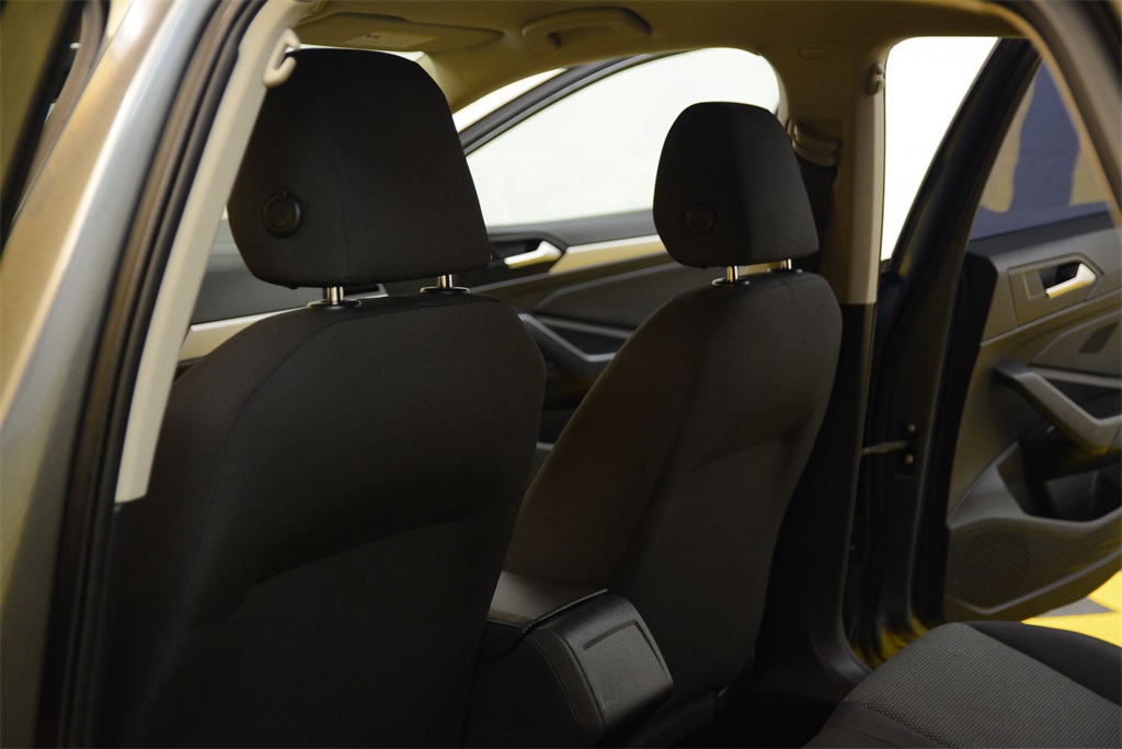 Vehicle image 27 of 31