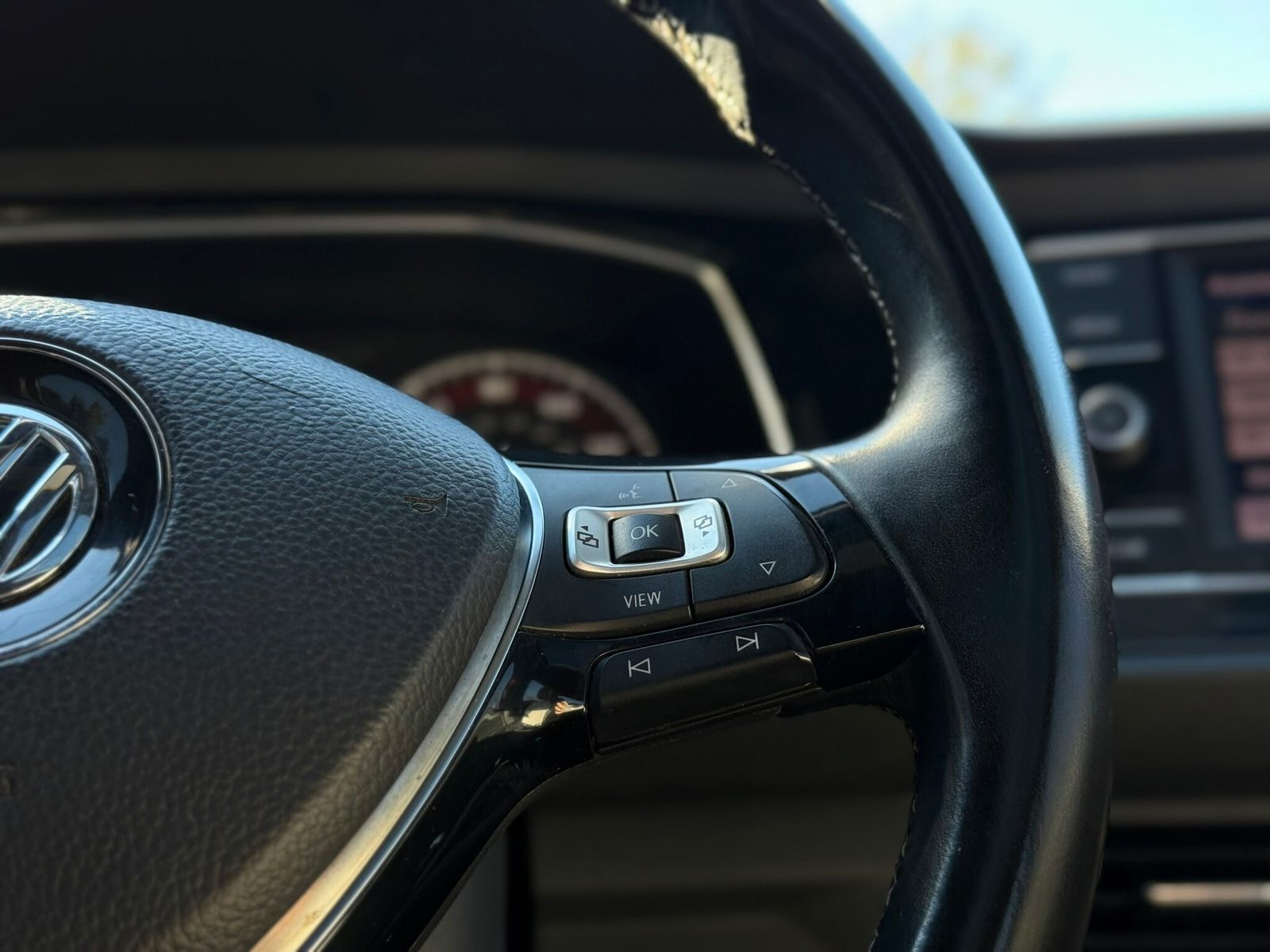 Vehicle image 20 of 44
