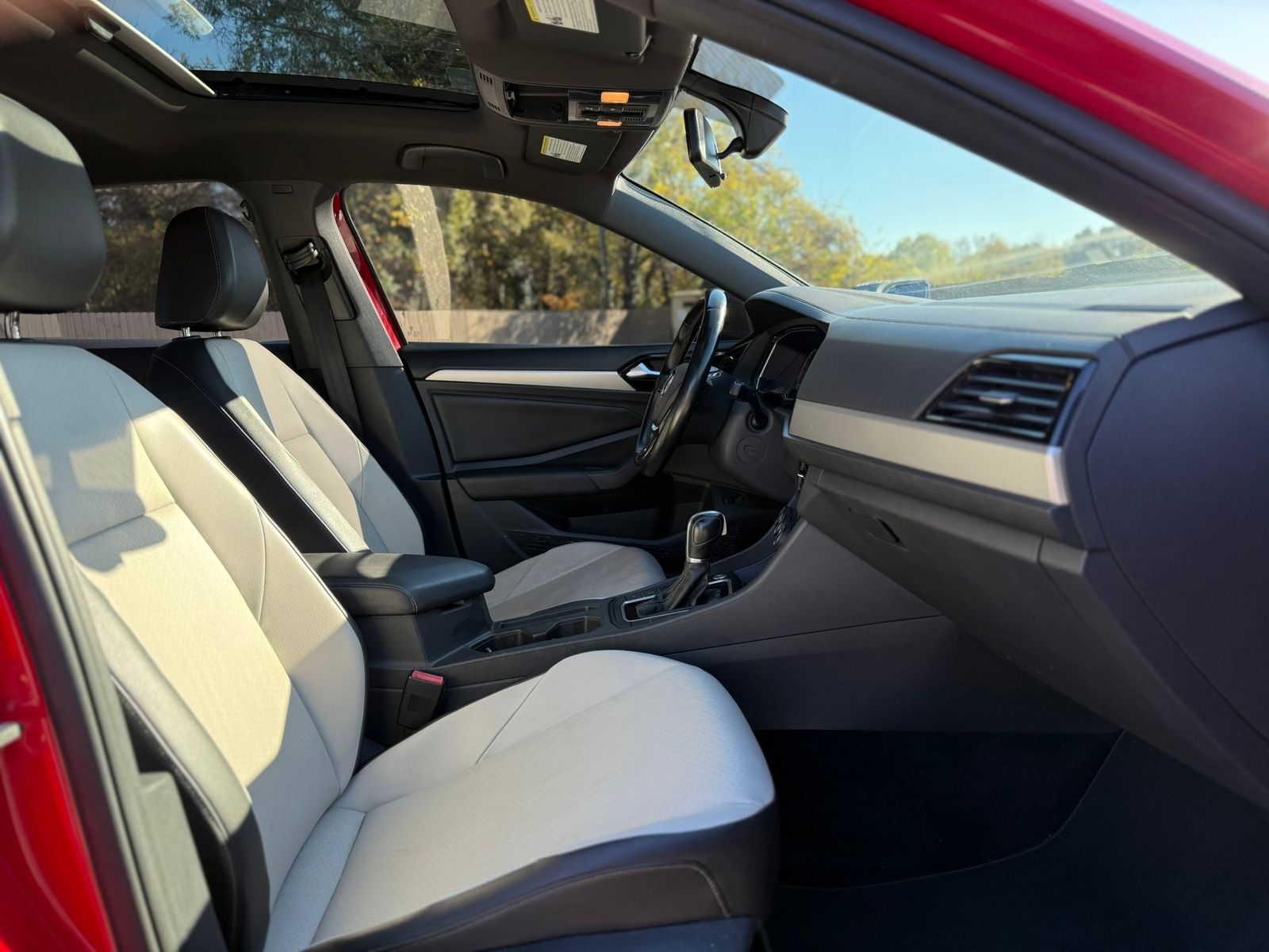 Vehicle image 33 of 44