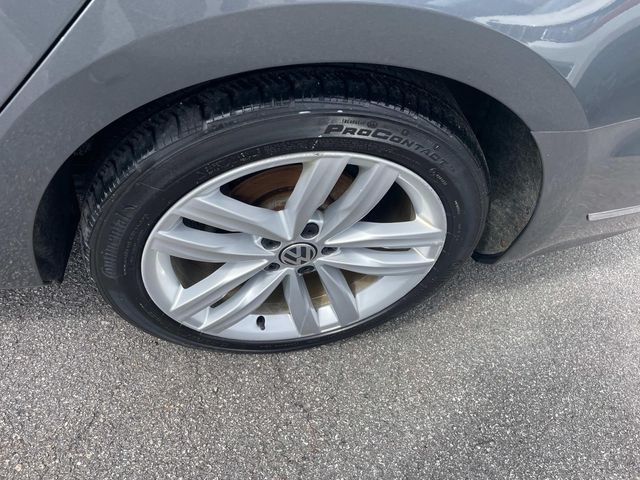 2019 Volkswagen Passat 2.0T Wolfsburg Edition Image 14 of 36