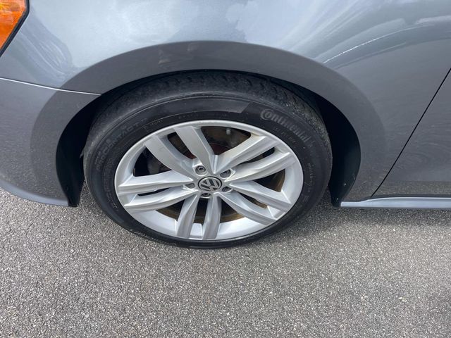 2019 Volkswagen Passat 2.0T Wolfsburg Edition Image 13 of 36