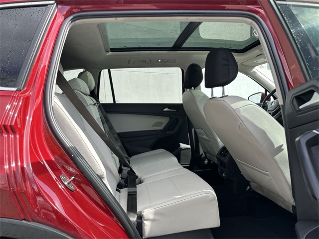 Vehicle image 21 of 25