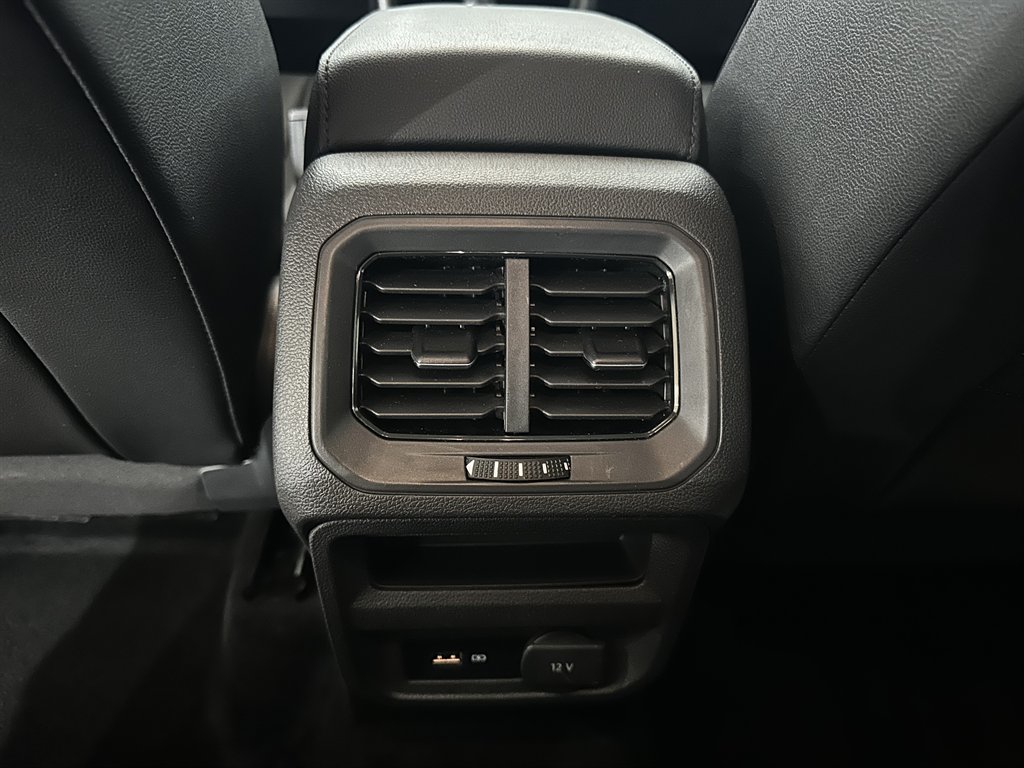 Vehicle image 23 of 43