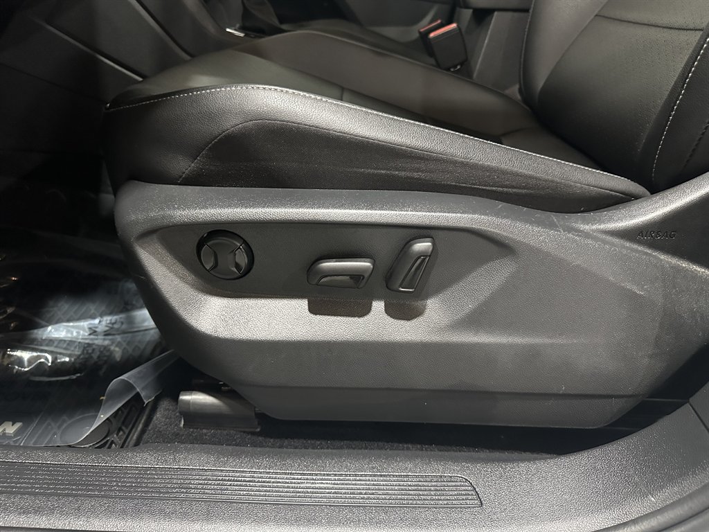 Vehicle image 17 of 43