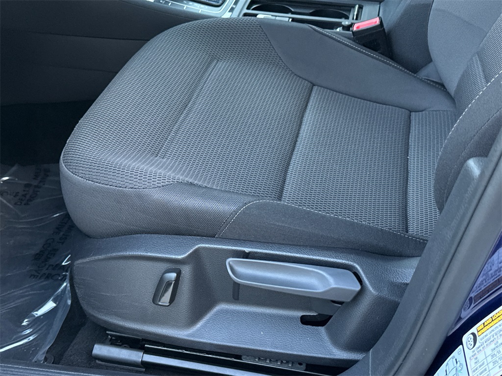 2019 Volkswagen e-Golf SE Image 25 of 34