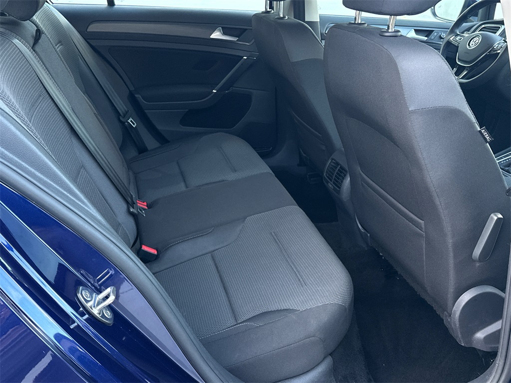 2019 Volkswagen e-Golf SE Image 7 of 34