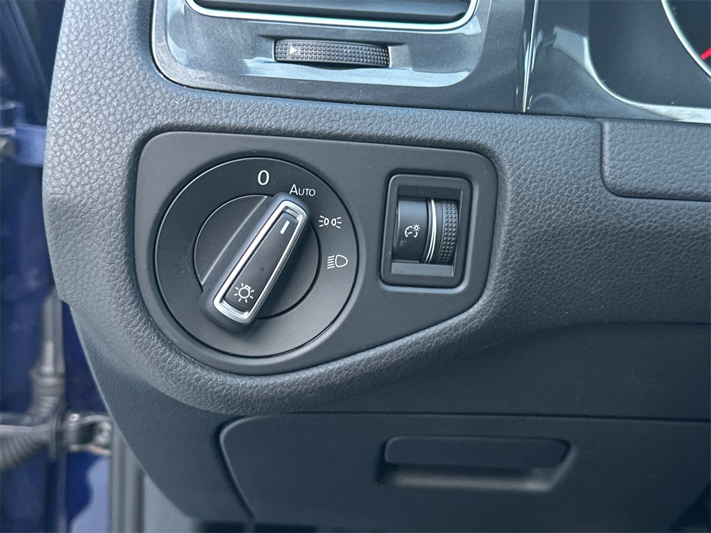 2019 Volkswagen e-Golf SE Image 23 of 34