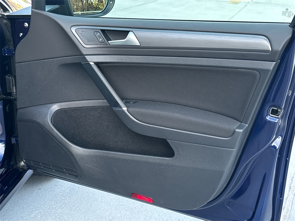 2019 Volkswagen e-Golf SE Image 21 of 34