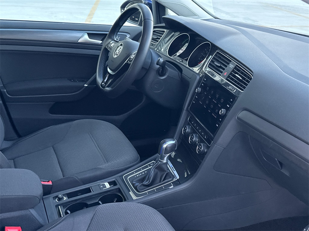 2019 Volkswagen e-Golf SE Image 12 of 34