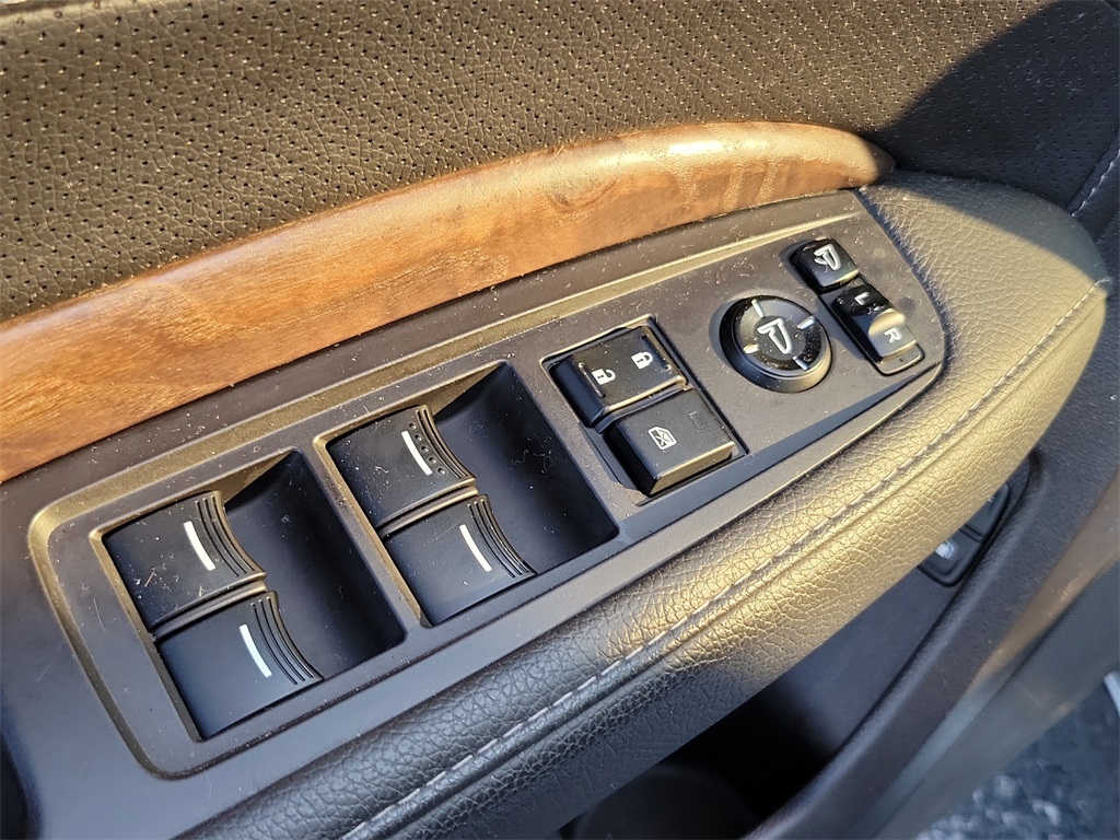 Vehicle image 25 of 35