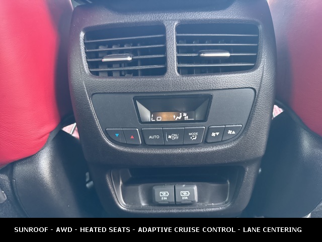 Vehicle image 33 of 35