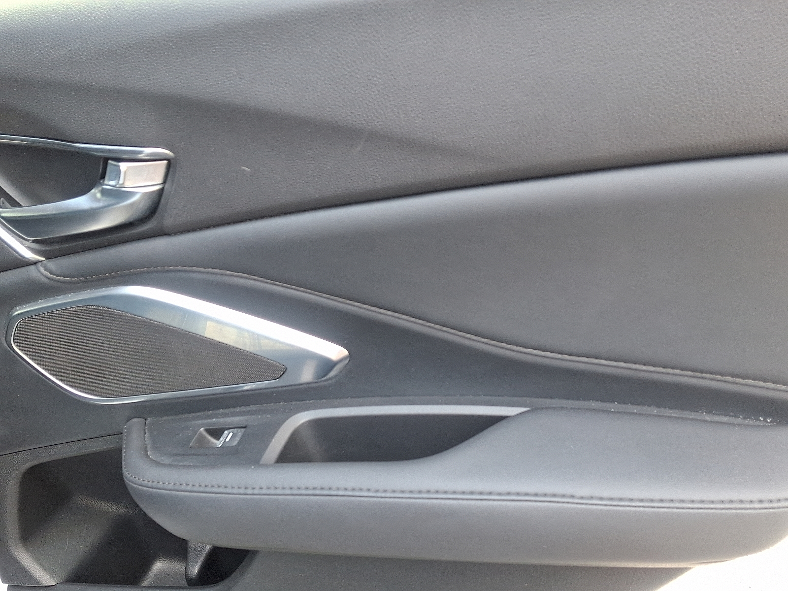Vehicle image 26 of 32