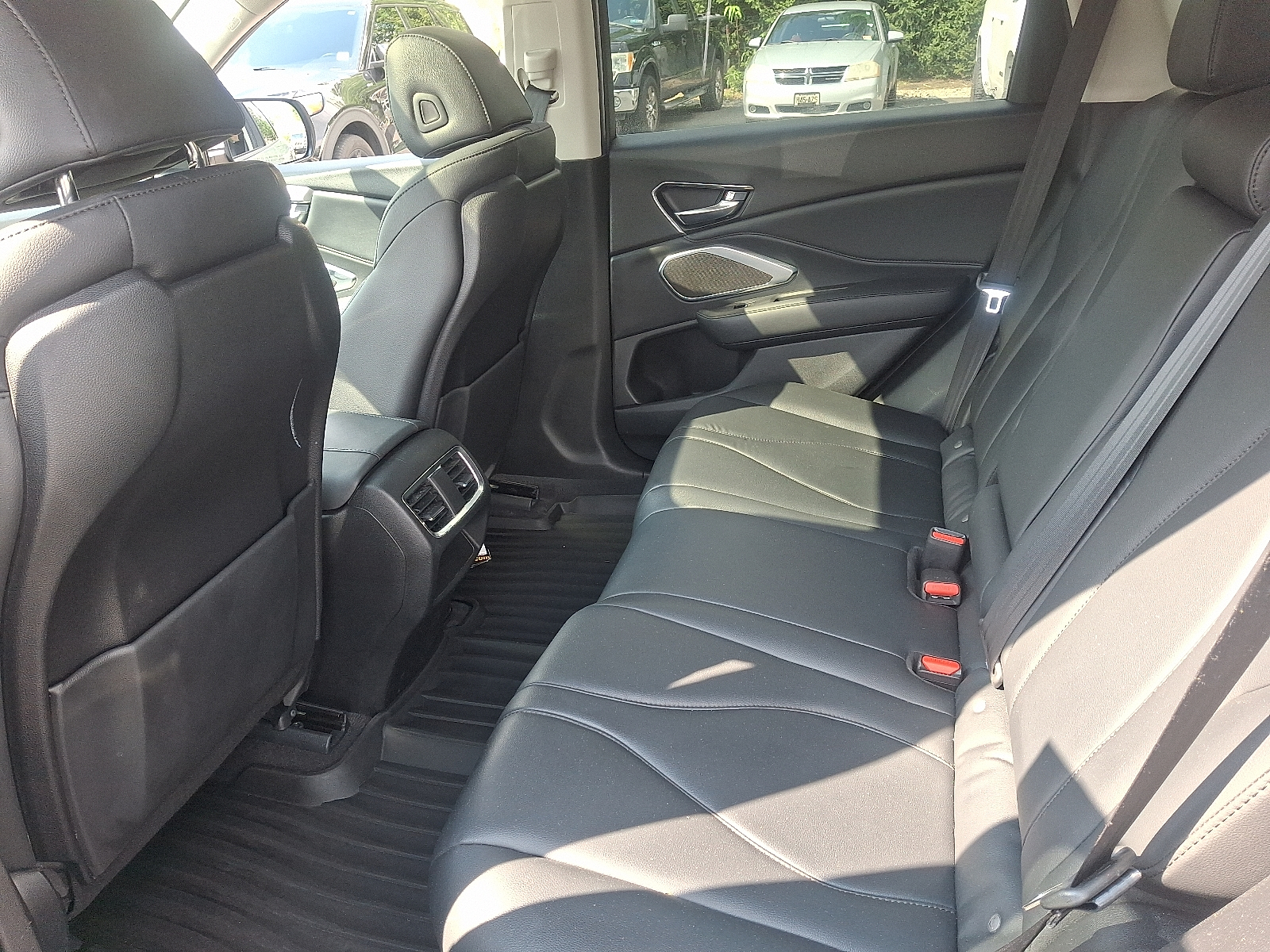 Vehicle image 10 of 32
