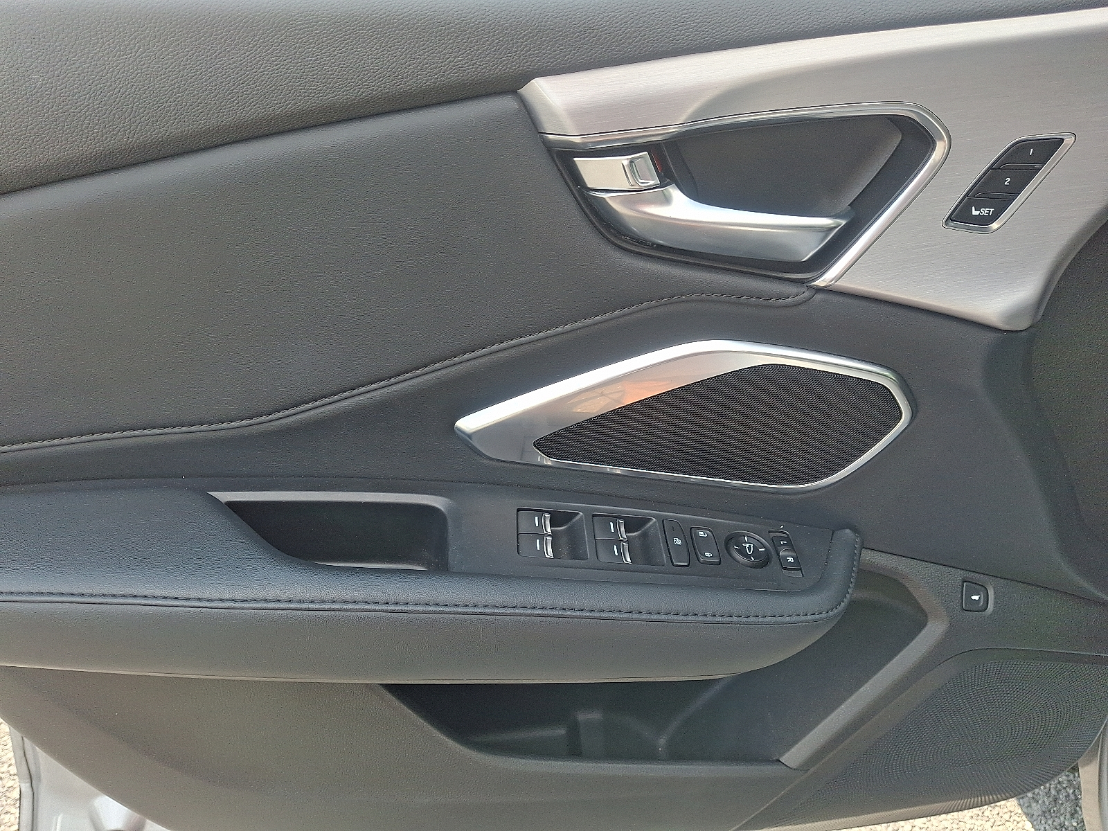 Vehicle image 24 of 32
