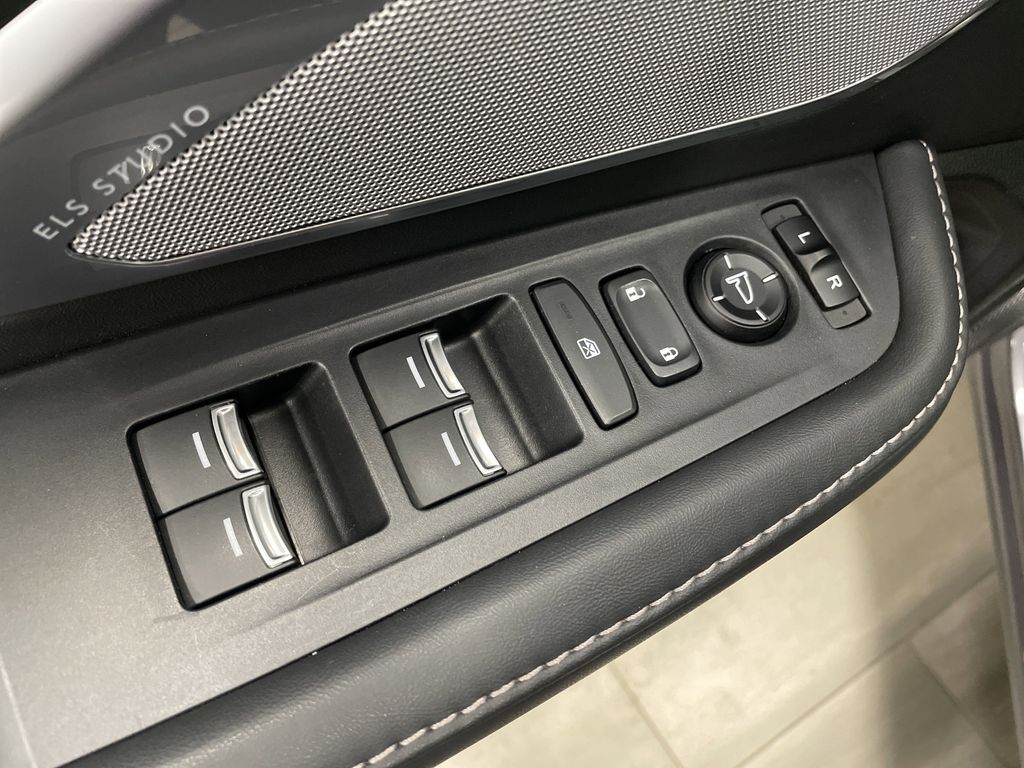 Vehicle image 32 of 42
