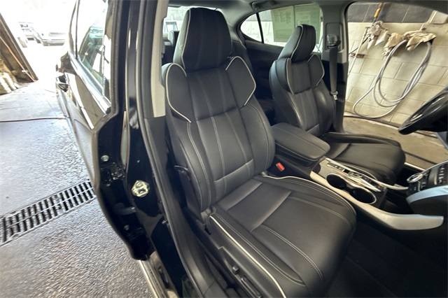 Vehicle image 14 of 27