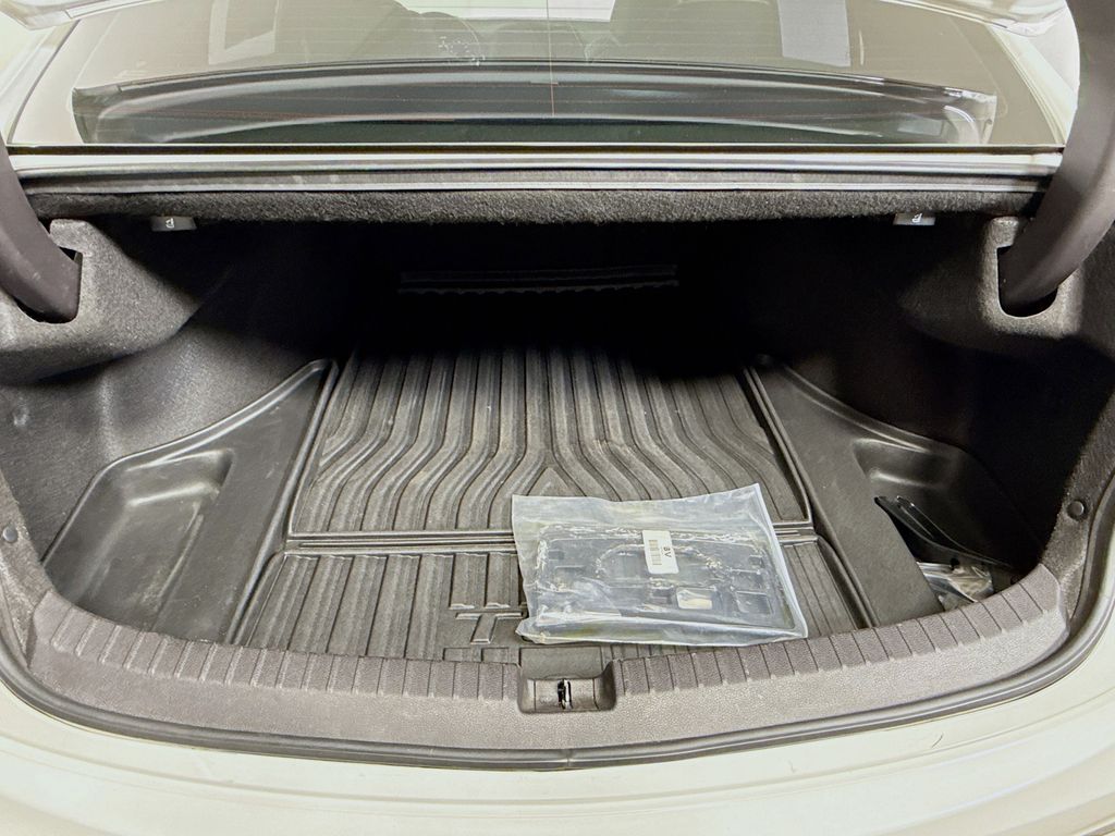 Vehicle image 25 of 31