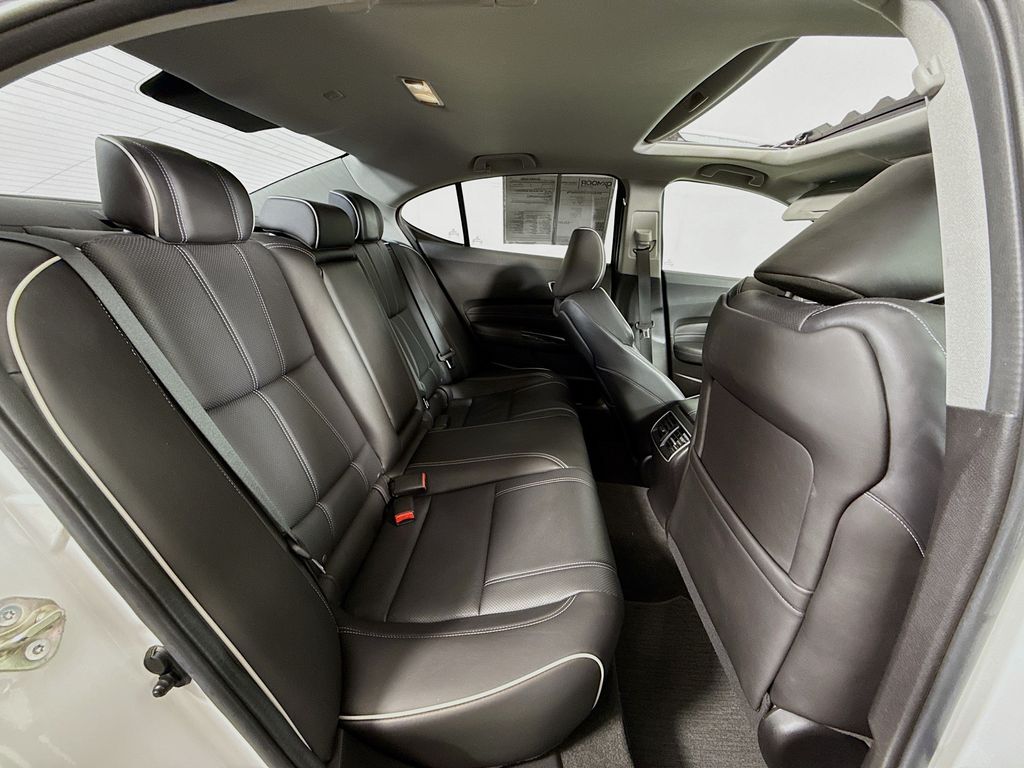 Vehicle image 26 of 31