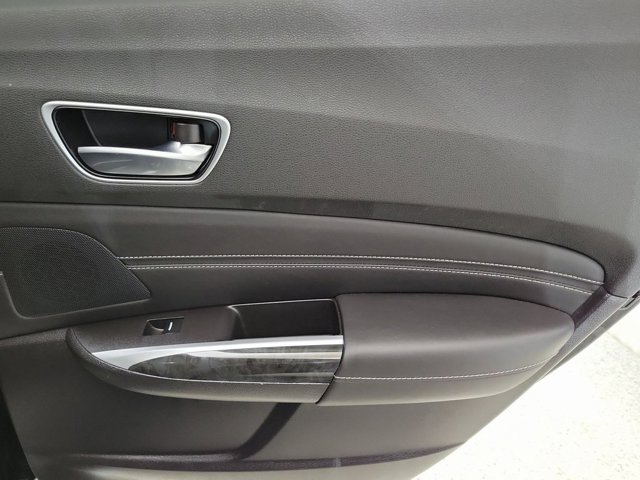 Vehicle image 21 of 24