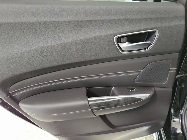 Vehicle image 18 of 24