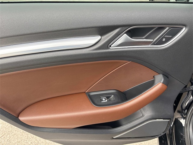 Vehicle image 17 of 31