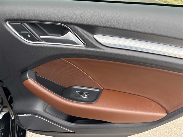 Vehicle image 18 of 31