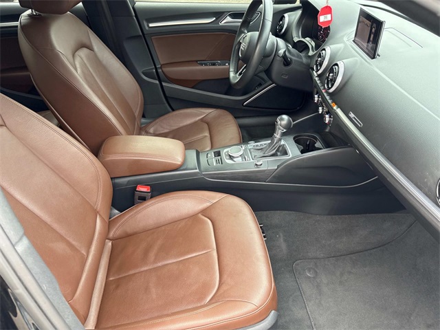 Vehicle image 21 of 31
