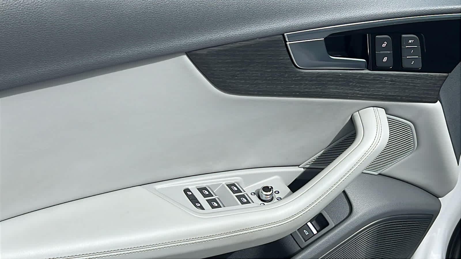 Vehicle image 22 of 31