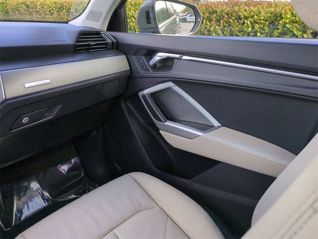 Vehicle image 18 of 32