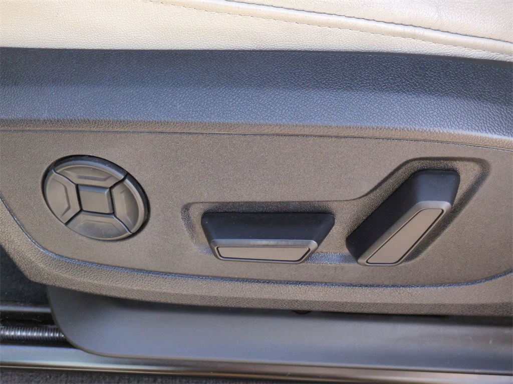 Vehicle image 21 of 32