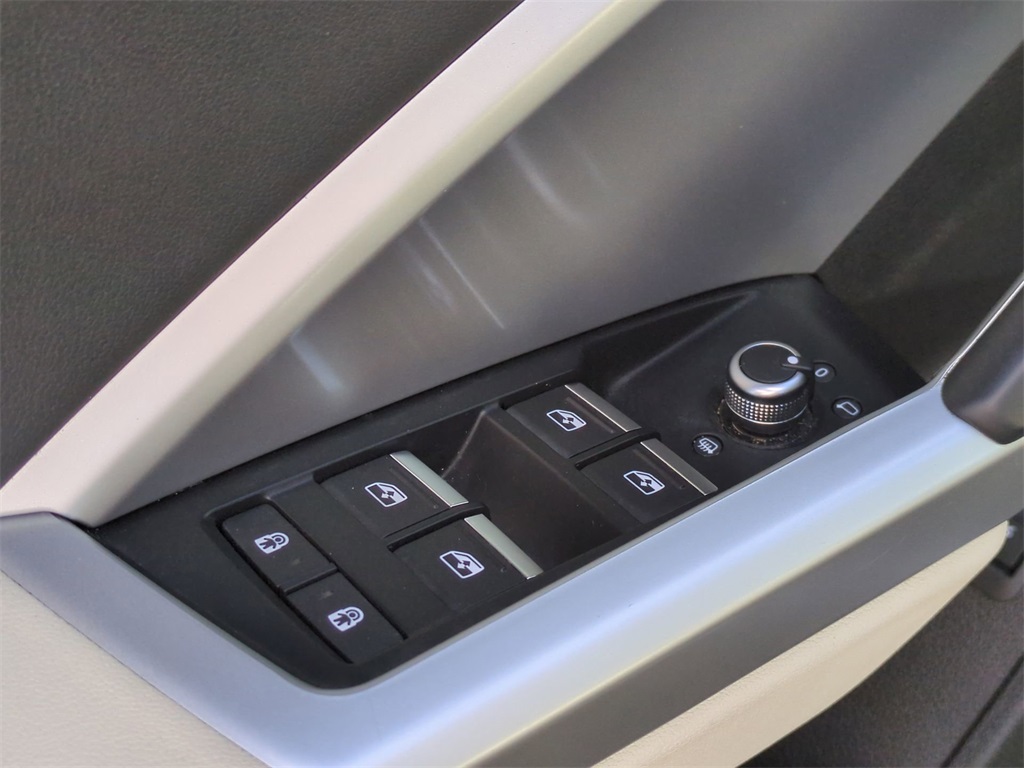 Vehicle image 26 of 32
