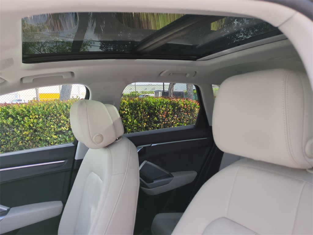 Vehicle image 22 of 32