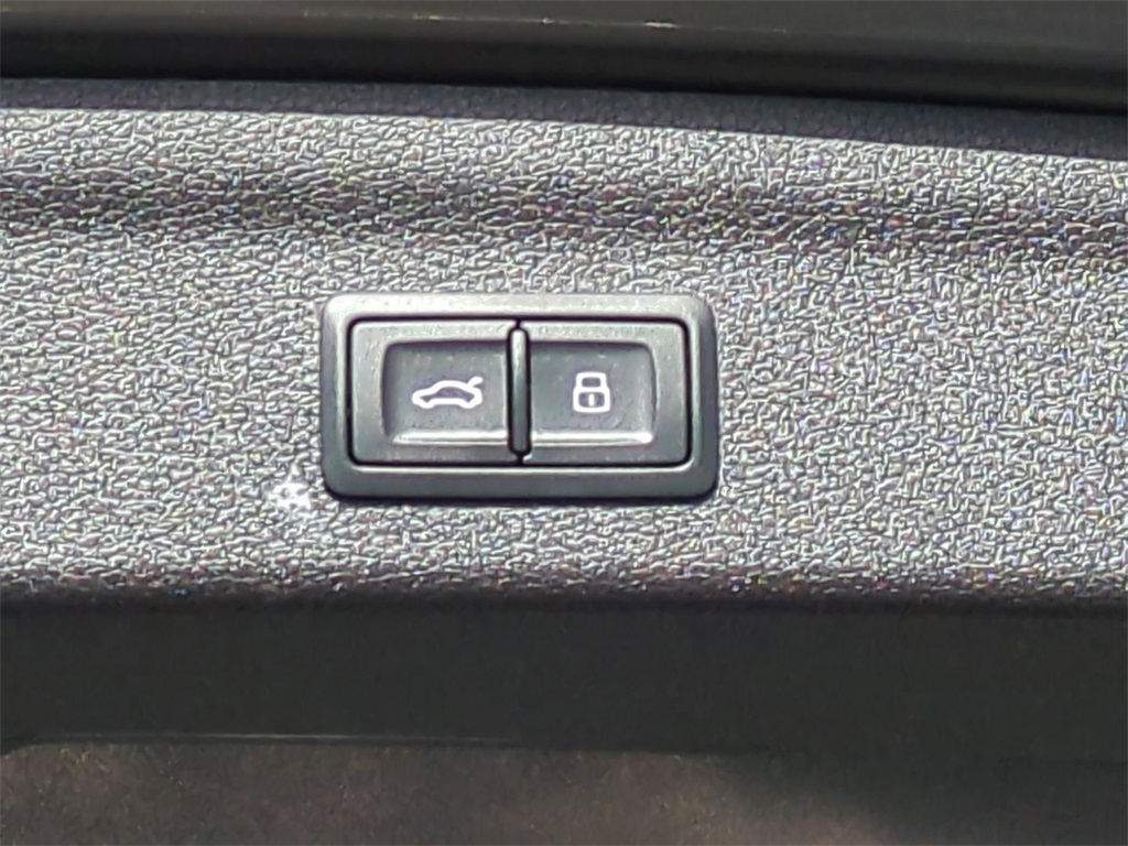 Vehicle image 14 of 32