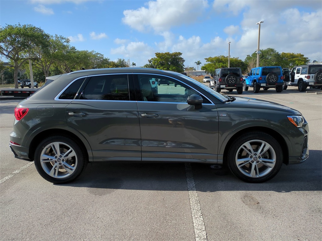 Vehicle image 5 of 32