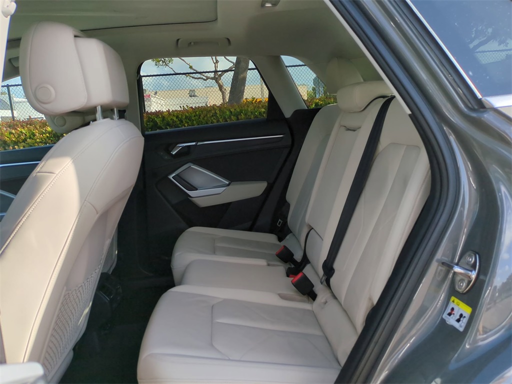 Vehicle image 15 of 32