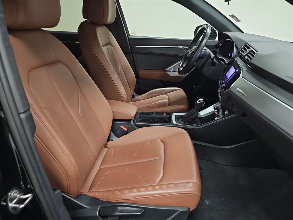 Vehicle image 26 of 32