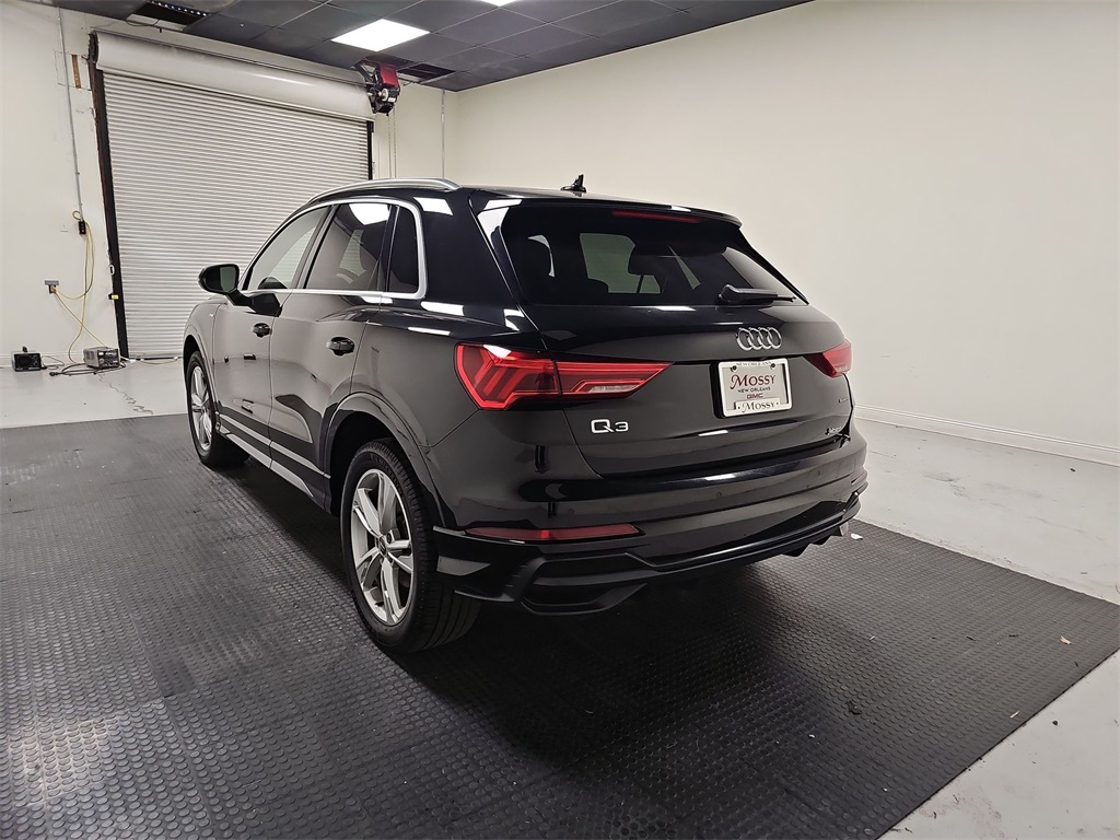 Vehicle image 8 of 32