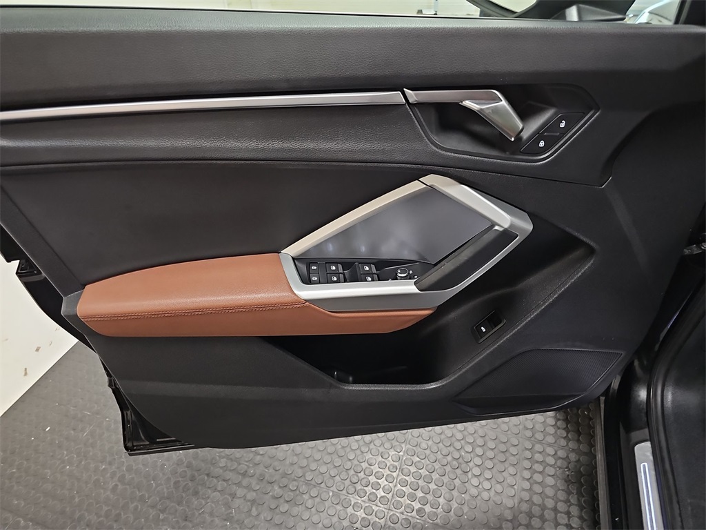 Vehicle image 21 of 32