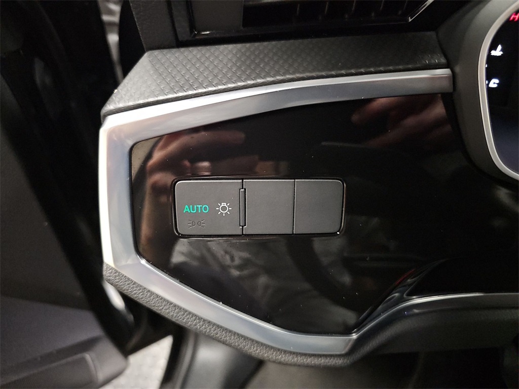 Vehicle image 17 of 32