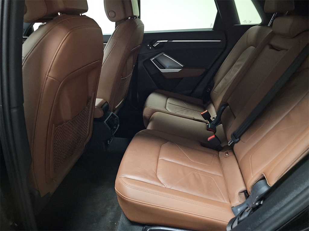 Vehicle image 23 of 32