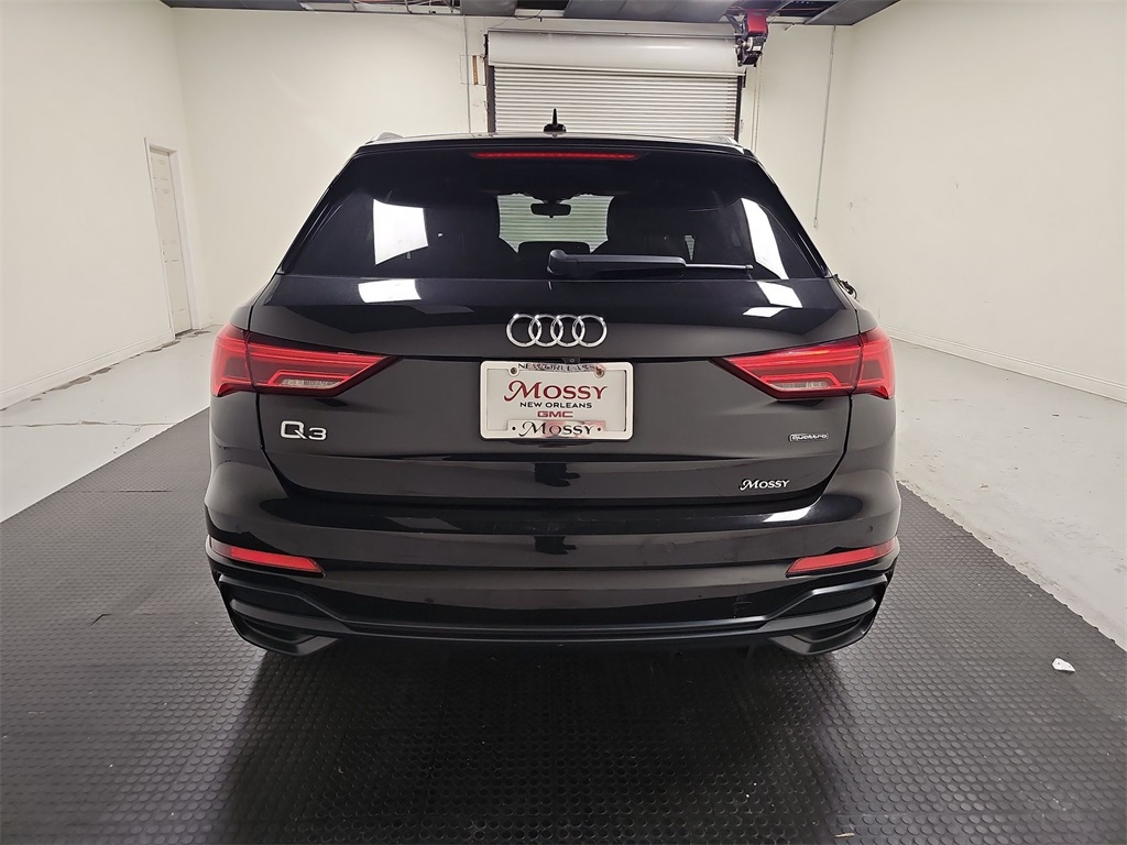 Vehicle image 7 of 32