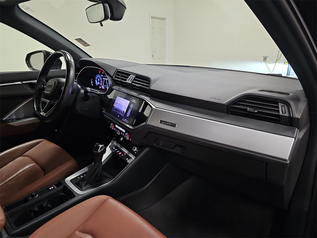 Vehicle image 27 of 32